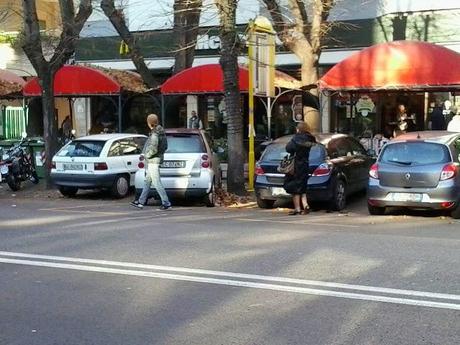 Il piacere dello shopping prenatalizio all'Eur. E poi dice perché vanno tutti al centro commerciale o scappano a fare compere all'estero invece che in questo inferno di lamiere