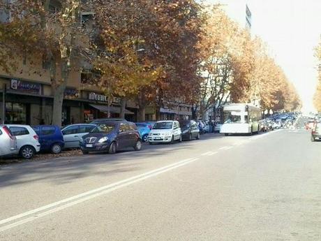 Il piacere dello shopping prenatalizio all'Eur. E poi dice perché vanno tutti al centro commerciale o scappano a fare compere all'estero invece che in questo inferno di lamiere