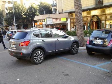 Il piacere dello shopping prenatalizio all'Eur. E poi dice perché vanno tutti al centro commerciale o scappano a fare compere all'estero invece che in questo inferno di lamiere