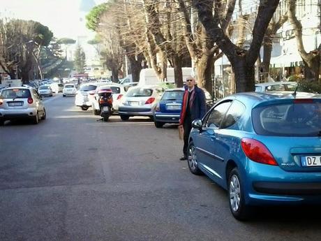 Il piacere dello shopping prenatalizio all'Eur. E poi dice perché vanno tutti al centro commerciale o scappano a fare compere all'estero invece che in questo inferno di lamiere