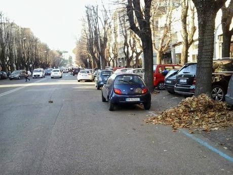 Il piacere dello shopping prenatalizio all'Eur. E poi dice perché vanno tutti al centro commerciale o scappano a fare compere all'estero invece che in questo inferno di lamiere