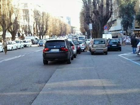 Il piacere dello shopping prenatalizio all'Eur. E poi dice perché vanno tutti al centro commerciale o scappano a fare compere all'estero invece che in questo inferno di lamiere