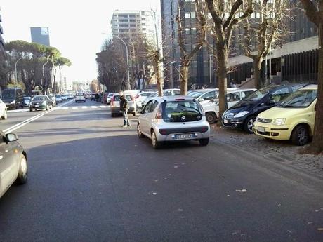 Il piacere dello shopping prenatalizio all'Eur. E poi dice perché vanno tutti al centro commerciale o scappano a fare compere all'estero invece che in questo inferno di lamiere