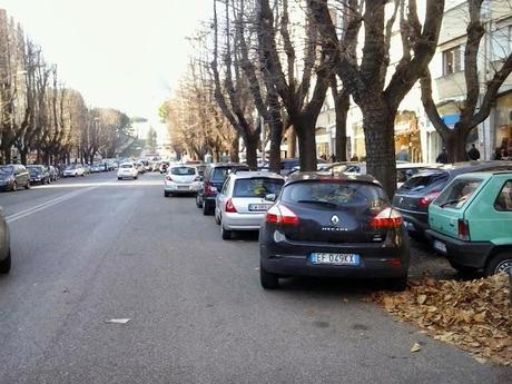 Il piacere dello shopping prenatalizio all'Eur. E poi dice perché vanno tutti al centro commerciale o scappano a fare compere all'estero invece che in questo inferno di lamiere