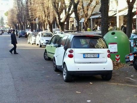 Il piacere dello shopping prenatalizio all'Eur. E poi dice perché vanno tutti al centro commerciale o scappano a fare compere all'estero invece che in questo inferno di lamiere