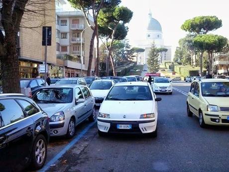 Il piacere dello shopping prenatalizio all'Eur. E poi dice perché vanno tutti al centro commerciale o scappano a fare compere all'estero invece che in questo inferno di lamiere