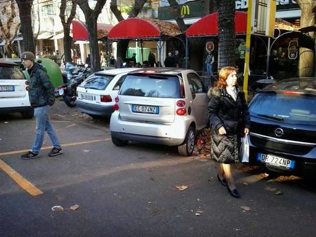 Il piacere dello shopping prenatalizio all'Eur. E poi dice perché vanno tutti al centro commerciale o scappano a fare compere all'estero invece che in questo inferno di lamiere