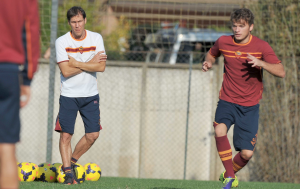 Garcia osserva Ljajic durante un allenamento a Trigoria (giallorossi.net)