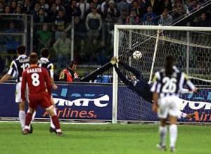 2001-05-06-Juventus-Roma-2-2-gol 2-1-Nakata al tiro[Sportal]