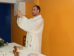 Scottante intervista a Padre Rosario Ferrara: lo scorso 22 dicembre ha sposato una coppia omossessuale a Napoli