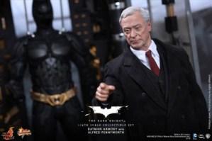 Hot Toys presenta action figures Batman di Nolan Michael Caine Christopher Nolan Christian Bale 