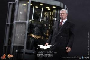 Hot Toys presenta action figures Batman di Nolan Michael Caine Christopher Nolan Christian Bale 