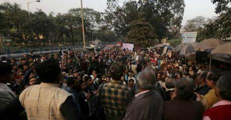 India, impedito il funerale pubblico della giovane bruciata. Scatta la protesta