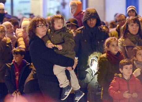 Hugo Silva, tenero papà alla Cavalcata dei Re Magi con i suoi gemellini