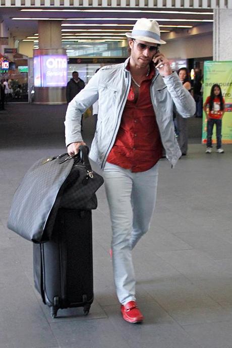 Lo stile di Sebastián Rulli all'aeroporto, dopo le vacanze con l'Extreme Team