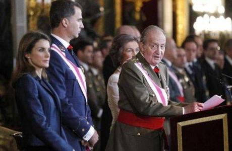 Re Juan Carlos, affaticato e stanco, presiede la Pascua Militar. E Felipe è senza barba