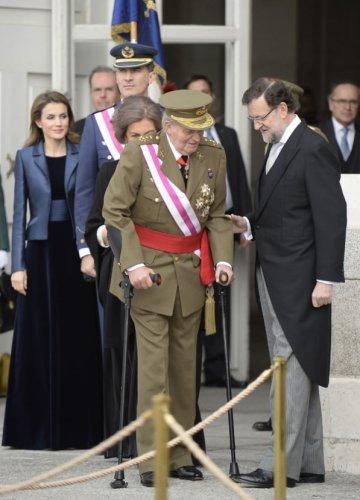 Re Juan Carlos, affaticato e stanco, presiede la Pascua Militar. E Felipe è senza barba