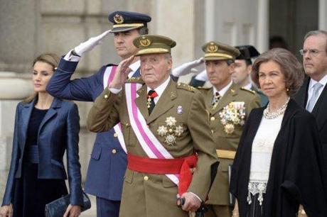 Re Juan Carlos, affaticato e stanco, presiede la Pascua Militar. E Felipe è senza barba