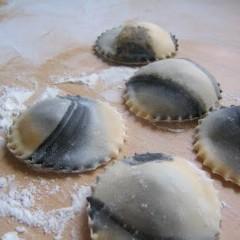 ravioloni-neri-di-pesce-con-salsa-ai-peperoni