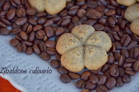 Biscotti di frolla al caffè con lo sparabiscotti