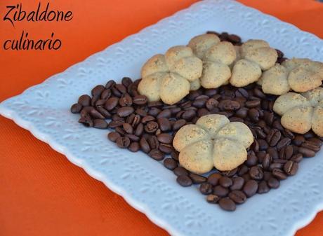 Biscotti di frolla al caffè con lo sparabiscotti