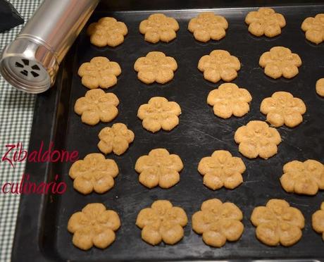 Biscotti di frolla al caffè con lo sparabiscotti