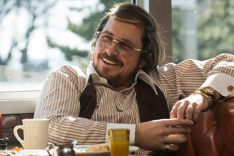 “American Hustle – L’apparenza inganna”, la recensione