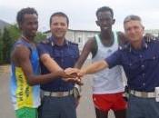Bari, agenti polizia aiutano atleti immigrati “correre” arrivano vittorie
