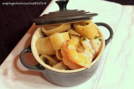 Mezzi paccheri con carciofi, gamberi blu e pecorino