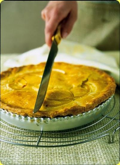 Crostata tiepida ripiena di crema e spicchi di limone