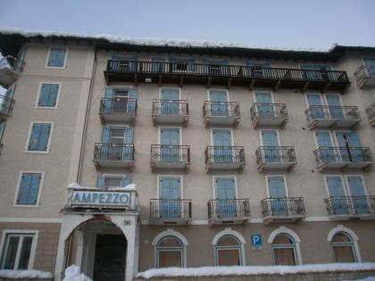 Albergo abbandonato in pieno centro a Cortina