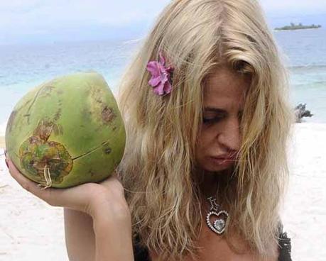 Valeria Marini beccata in Florida con un chilo di buccia d’arancia