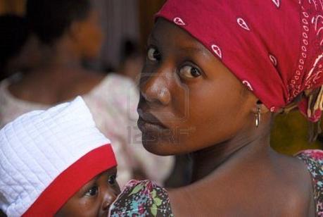 9444883-mwanza-tanzania--21february-2010-close-up-di-una-giovane-madre-con-il-suo-bambino-in-chiesa-evangeli