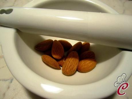 Crema di lupini e broccoli con tofu e granella di mandorle: il binario che unisce leggerezza e gusto