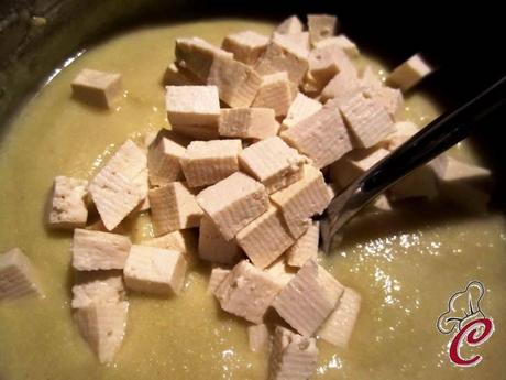 Crema di lupini e broccoli con tofu e granella di mandorle: il binario che unisce leggerezza e gusto