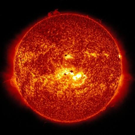 In questa immagine, combinazione di due osservazioni SDO del 7 gennaio 2014, si possono vedere sia la posizione della macchia solare gigante che la localizzazione del brillamento di classe X verificatosi in tale giornata. Crediti:  NASA/SDO