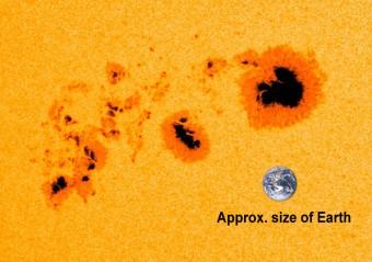 AR1944, una della più vaste macchie solari dell’ultima decade, è stata osservata all’inizio di gennaio 2014 dalla sonda NASA Solar Dynamics Observatory. L’immagine della Terra è stata aggiunta come scala delle dimensioni. Crediti: NASA/SDO