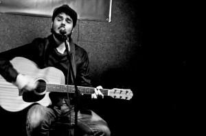 “Argomenti che non vi interessano, scritti con i piedi”: debutto discografico di Simone Vacatello in arte SiVa