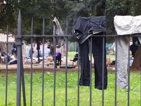 Un campo profughi da anni accampato a fianco della Domus Aurea e del Colosseo. Ecco le foto