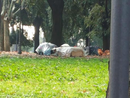 Un campo profughi da anni accampato a fianco della Domus Aurea e del Colosseo. Ecco le foto