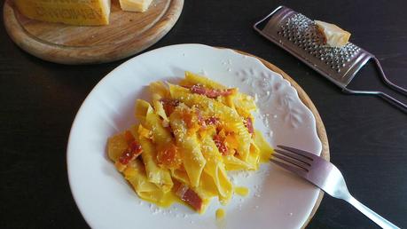 Garganelli fatti in casa con crema di peperoni e speck