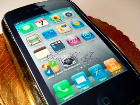 torta iphone firmata2 600x450 7 anni fà Steve Jobs presentò il primo modello di iPhone   Tanti Auguri iPhone   (Video di presentazione del primo iPhone)