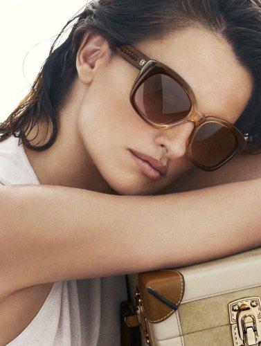 Penélope Cruz si spoglia per le borse della primavera-estate 2014 di Loewe