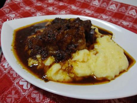 Polenta al sugo di costine di maiale