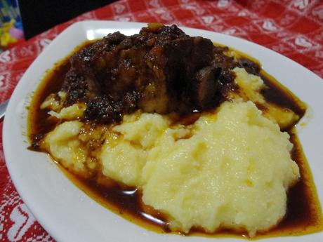 Polenta al sugo di costine di maiale