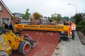 new 127 300x199 [Ricerca & Sviluppo] Tiger Stone, la macchina per costruire strade in mattoni made in Holland!