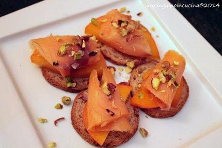 Crostini con salmone, caco vaniglia e granella di pistacchi