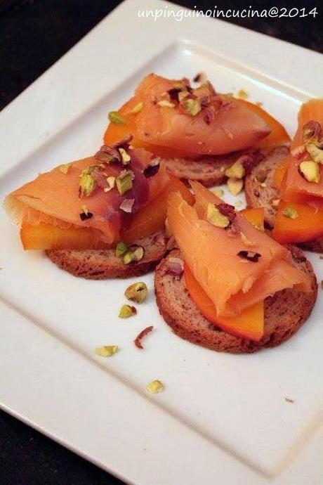 Crostini con salmone, caco vaniglia e granella di pistacchi