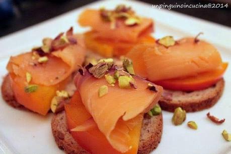 Crostini con salmone, caco vaniglia e granella di pistacchi