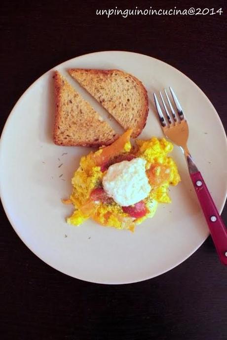 Scrambled eggs con salmone affumicato, pomodorini e salsa allo yogurt